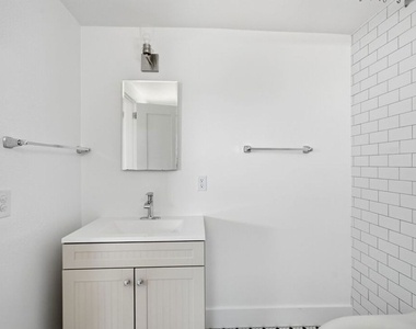 213 1/2 N Avenue 49 - Photo Thumbnail 11