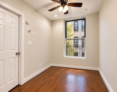 386 Manhattan Avenue - Photo Thumbnail 1
