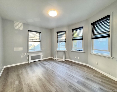 3357 164th Street - Photo Thumbnail 5