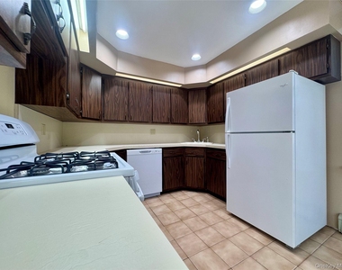 99 Jerusalem Avenue - Photo Thumbnail 2