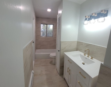 52 Surrey Road - Photo Thumbnail 10
