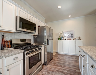 7 Nathan Hale Drive - Photo Thumbnail 2