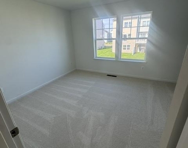 172 Bolingbroke Way - Photo Thumbnail 8