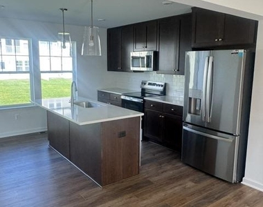 172 Bolingbroke Way - Photo Thumbnail 2
