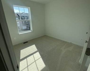 172 Bolingbroke Way - Photo Thumbnail 7