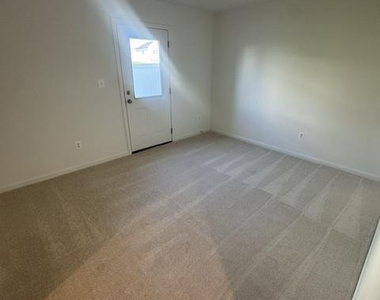 172 Bolingbroke Way - Photo Thumbnail 12
