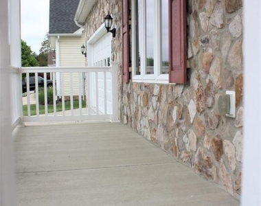 147 Settlers Way - Photo Thumbnail 3