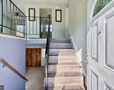 5625 Roundtree Drive - Photo Thumbnail 4