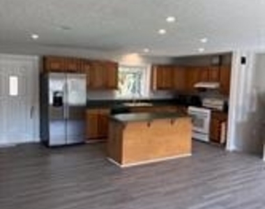 902 W Poplar Road - Photo Thumbnail 7
