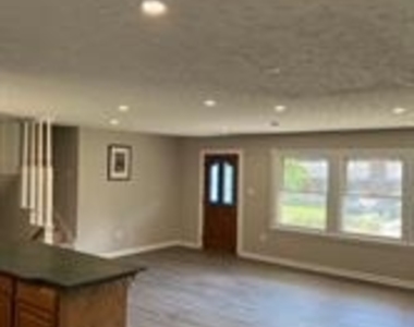 902 W Poplar Road - Photo Thumbnail 2