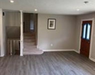 902 W Poplar Road - Photo Thumbnail 4