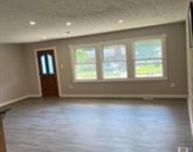 902 W Poplar Road - Photo Thumbnail 6
