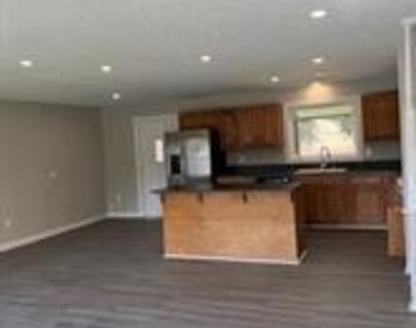 902 W Poplar Road - Photo Thumbnail 3