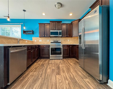 2215 Lakedale Drive - Photo Thumbnail 8