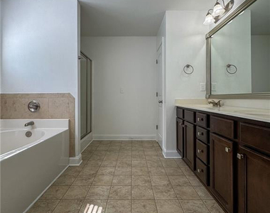 2215 Lakedale Drive - Photo Thumbnail 15