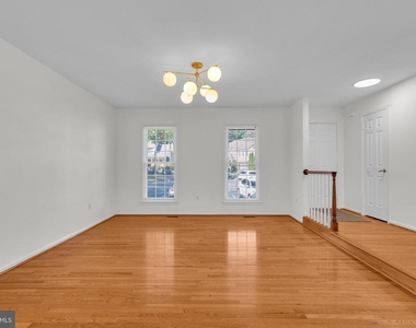 4637 Luxberry Drive - Photo Thumbnail 9