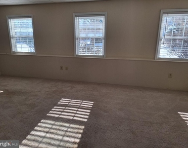 10506 Oak Place - Photo Thumbnail 2