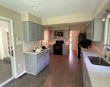 809 N Ashton Street - Photo Thumbnail 6