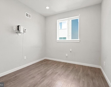 2044 N Fifth Street - Photo Thumbnail 15