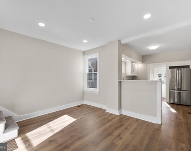 439 Dupont Street - Photo Thumbnail 5