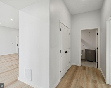 1112-16 E Berks Street - Photo Thumbnail 9