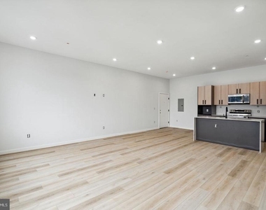 1112-16 E Berks Street - Photo Thumbnail 6