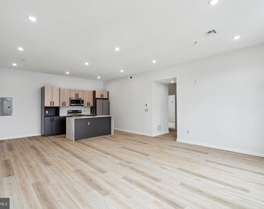 1112-16 E Berks Street - Photo Thumbnail 5