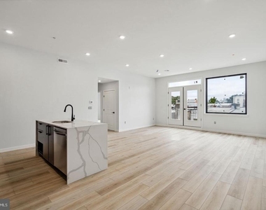 1112-16 E Berks Street - Photo Thumbnail 4