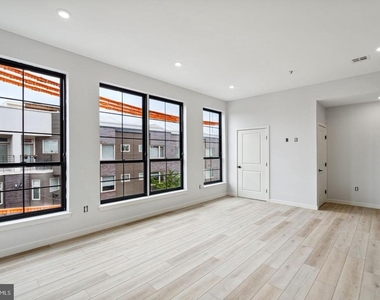 1112-16 E Berks Street - Photo Thumbnail 6