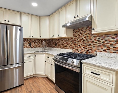 611 E Thayer Street - Photo Thumbnail 7