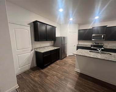 122 Fox Glen Trl - Photo Thumbnail 3