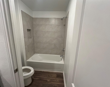 122 Fox Glen Trl - Photo Thumbnail 9