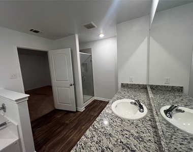 122 Fox Glen Trl - Photo Thumbnail 12