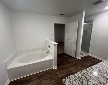 122 Fox Glen Trl - Photo Thumbnail 8