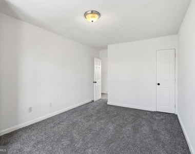 808 Derwyn Road - Photo Thumbnail 12