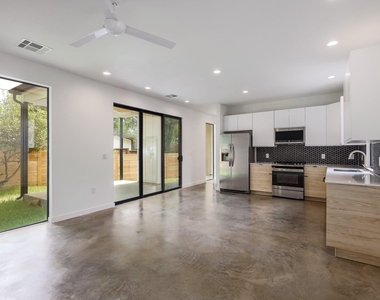 2104 Columbia Cv - Photo Thumbnail 3