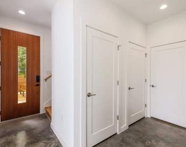 2104 Columbia Cv - Photo Thumbnail 9
