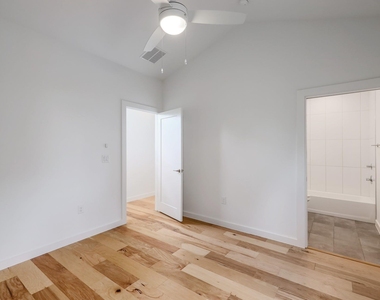2104 Columbia Cv - Photo Thumbnail 12