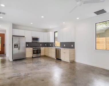 2104 Columbia Cv - Photo Thumbnail 6
