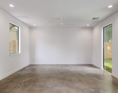 2104 Columbia Cv - Photo Thumbnail 5