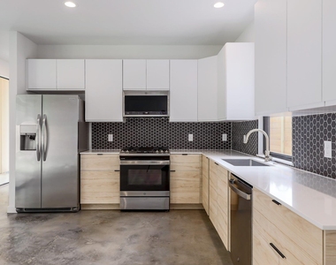 2104 Columbia Cv - Photo Thumbnail 7