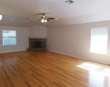 5812 Pecanwood Ln - Photo Thumbnail 3