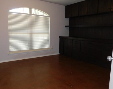 5812 Pecanwood Ln - Photo Thumbnail 13