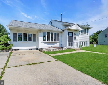 103 Carver Drive - Photo Thumbnail 2