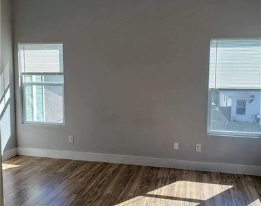 1125 Walton Ln - Photo Thumbnail 8