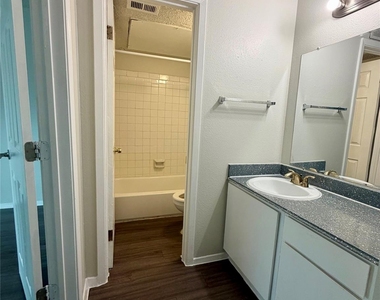 8017 Gessner Dr - Photo Thumbnail 4