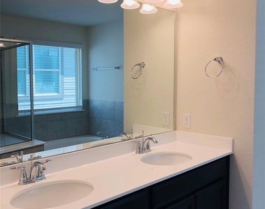 15909 Cessida St - Photo Thumbnail 7
