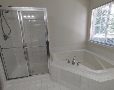 641 Berwick Court - Photo Thumbnail 13