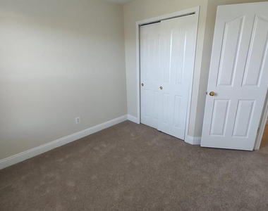 641 Berwick Court - Photo Thumbnail 15