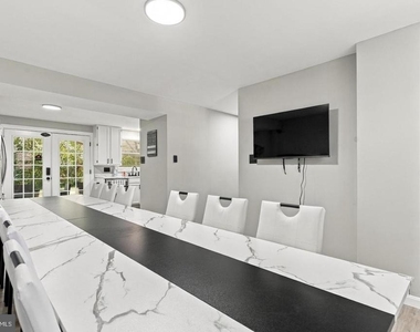 1015 Floyd Avenue - Photo Thumbnail 8